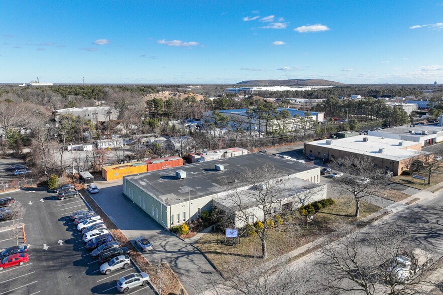 7 Industrial Blvd, Medford, NY à vendre - Vidéo aérienne – Image 1 sur 9