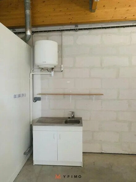 Local d’activités dans CARRIÈRES-SOUS-POISSY à louer - Photo de l’immeuble – Image 3 sur 4