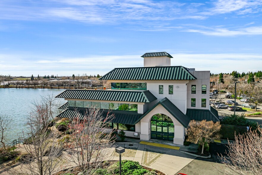 2561 California Park Dr, Chico, CA à louer - Photo de l’immeuble – Image 2 sur 13
