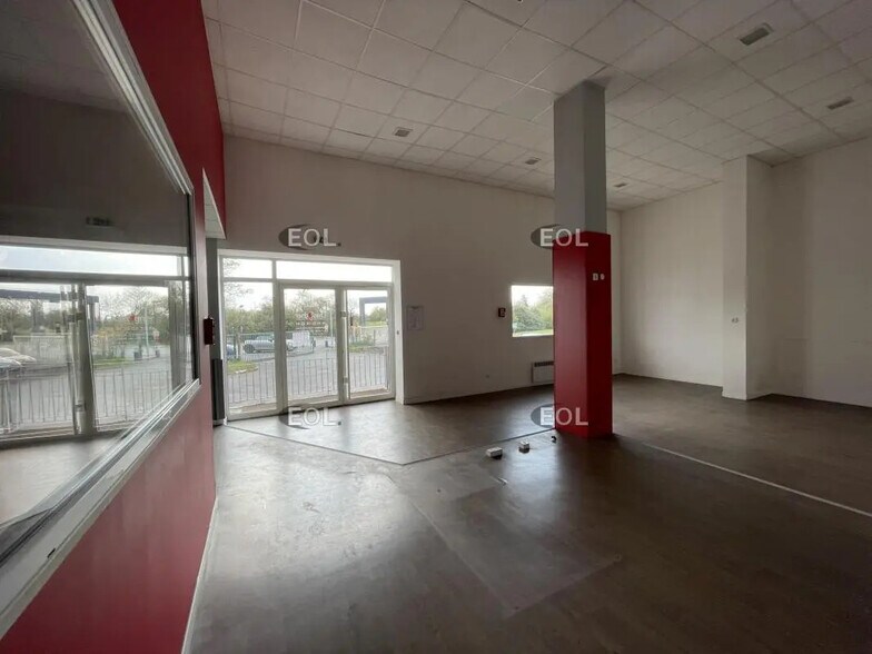 Local d’activités dans Coignières à louer - Photo de l’immeuble – Image 3 sur 6