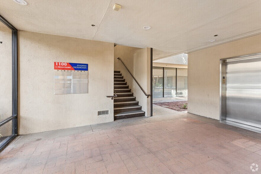1661 N Raymond Ave, Anaheim, CA à louer - Hall d’entrée – Image 3 sur 33