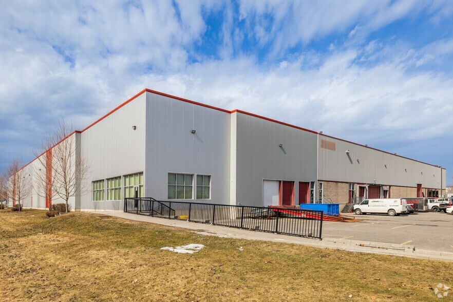 1680 Vimont Ct, Ottawa, ON à louer - Photo de l’immeuble – Image 3 sur 11