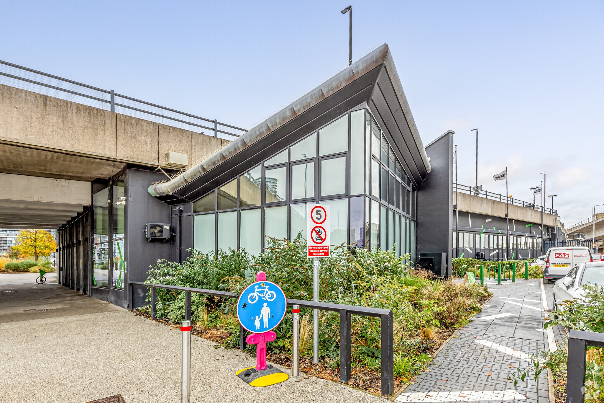 1 Dock Rd, Londres à louer Photo principale– Image 1 sur 26