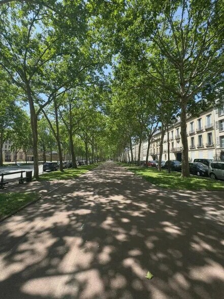 Local d'activités dans Versailles à vendre - Photo de l’immeuble – Image 1 sur 10