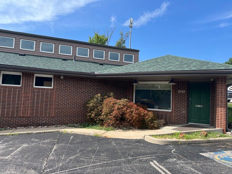 2727 NE Brooktree Ln, Gladstone, MO à vendre - Photo de l’immeuble – Image 2 sur 10