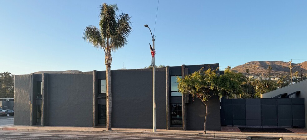 1895 E Main St, Ventura, CA à vendre - Photo de l’immeuble – Image 2 sur 19