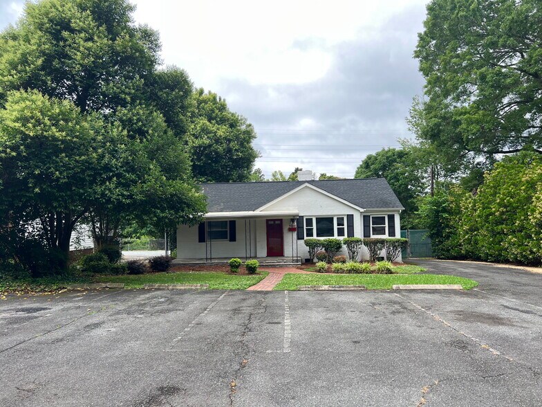 3900 Miriam Dr, Charlotte, NC à louer - Photo de l’immeuble – Image 2 sur 17