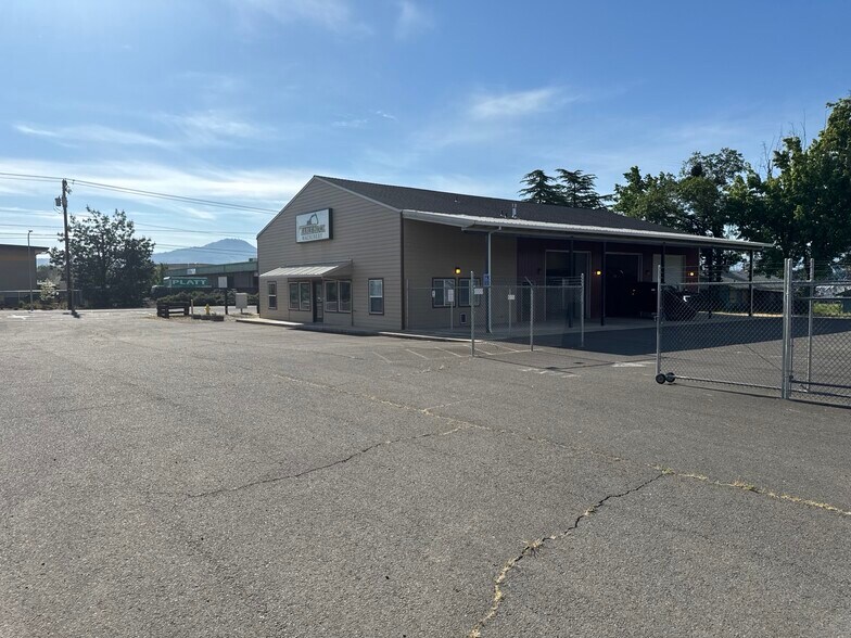 4399 Table Rock Rd, Central Point, OR à louer - Photo de l’immeuble – Image 3 sur 8
