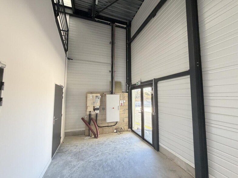 Industriel/Logistique dans Plaisir à louer - Photo de l’immeuble – Image 2 sur 14