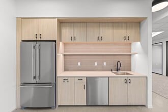 12544 High Bluff Dr, San Diego, CA à louer Photo intérieure– Image 2 sur 7