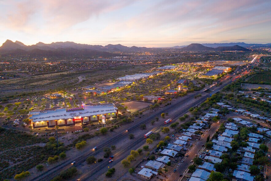 5117-5515 S Calle Santa Cruz, Tucson, AZ à louer - Photo principale – Image 1 sur 25