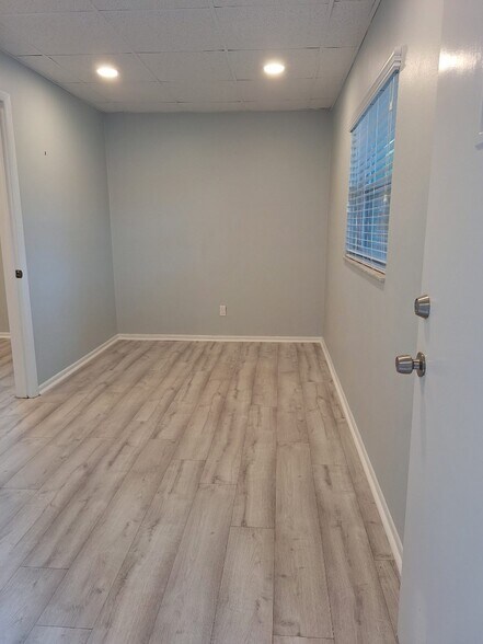 100 Larchwood Dr, Largo, FL à louer - Photo intérieure – Image 2 sur 8