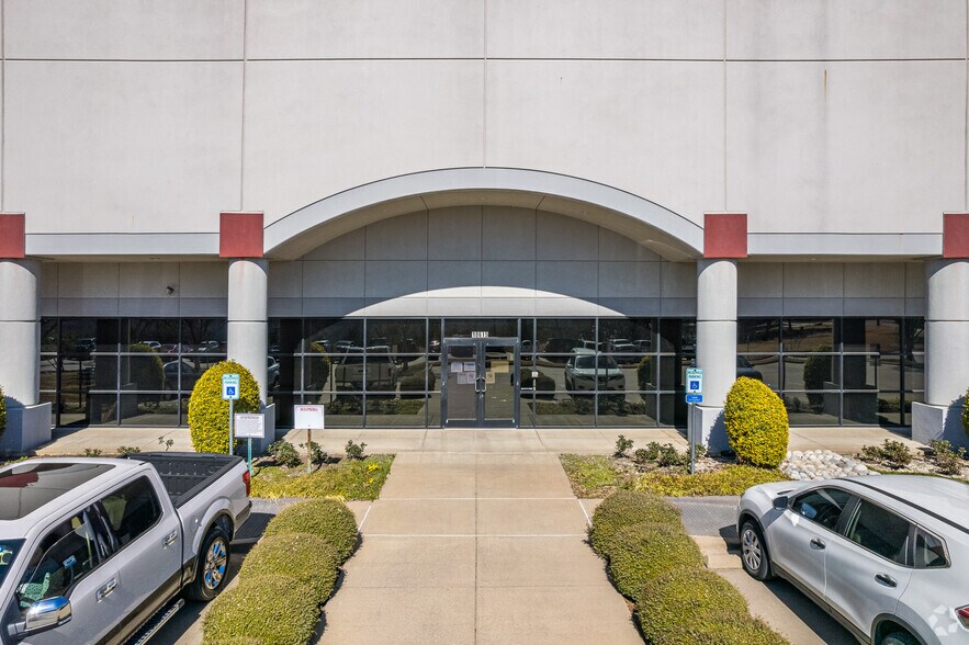 10615 Sanden Dr, Dallas, TX à louer - Photo de l’immeuble – Image 3 sur 4