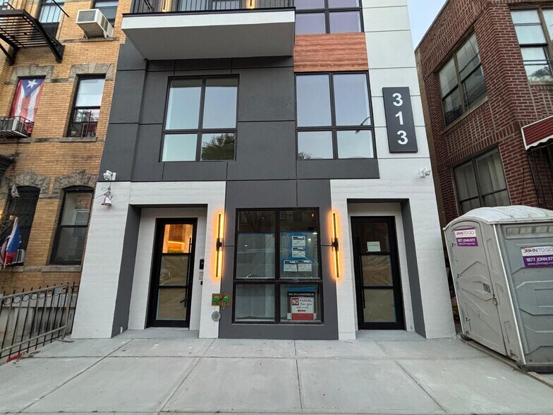313 Linden St, Brooklyn, NY à louer - Photo de l’immeuble – Image 2 sur 2