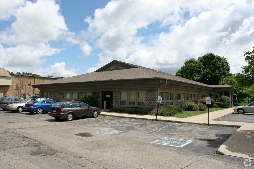 6110 Abbott Rd, East Lansing, MI à louer - Photo principale – Image 1 sur 3