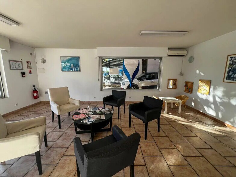 Local commercial dans Maubec à louer - Hall d’entrée – Image 3 sur 10