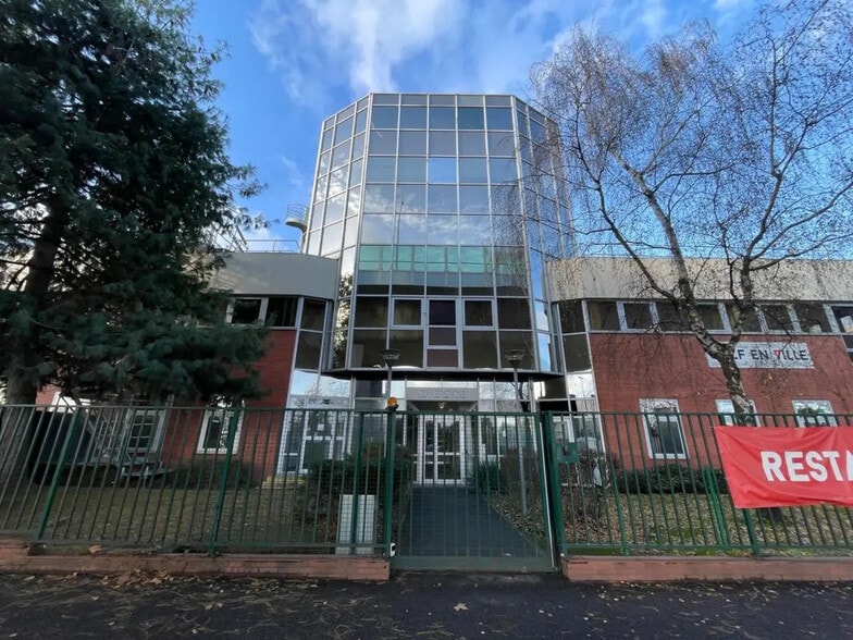 Local d’activités dans Saint-Cloud à louer - Photo de l’immeuble – Image 1 sur 4