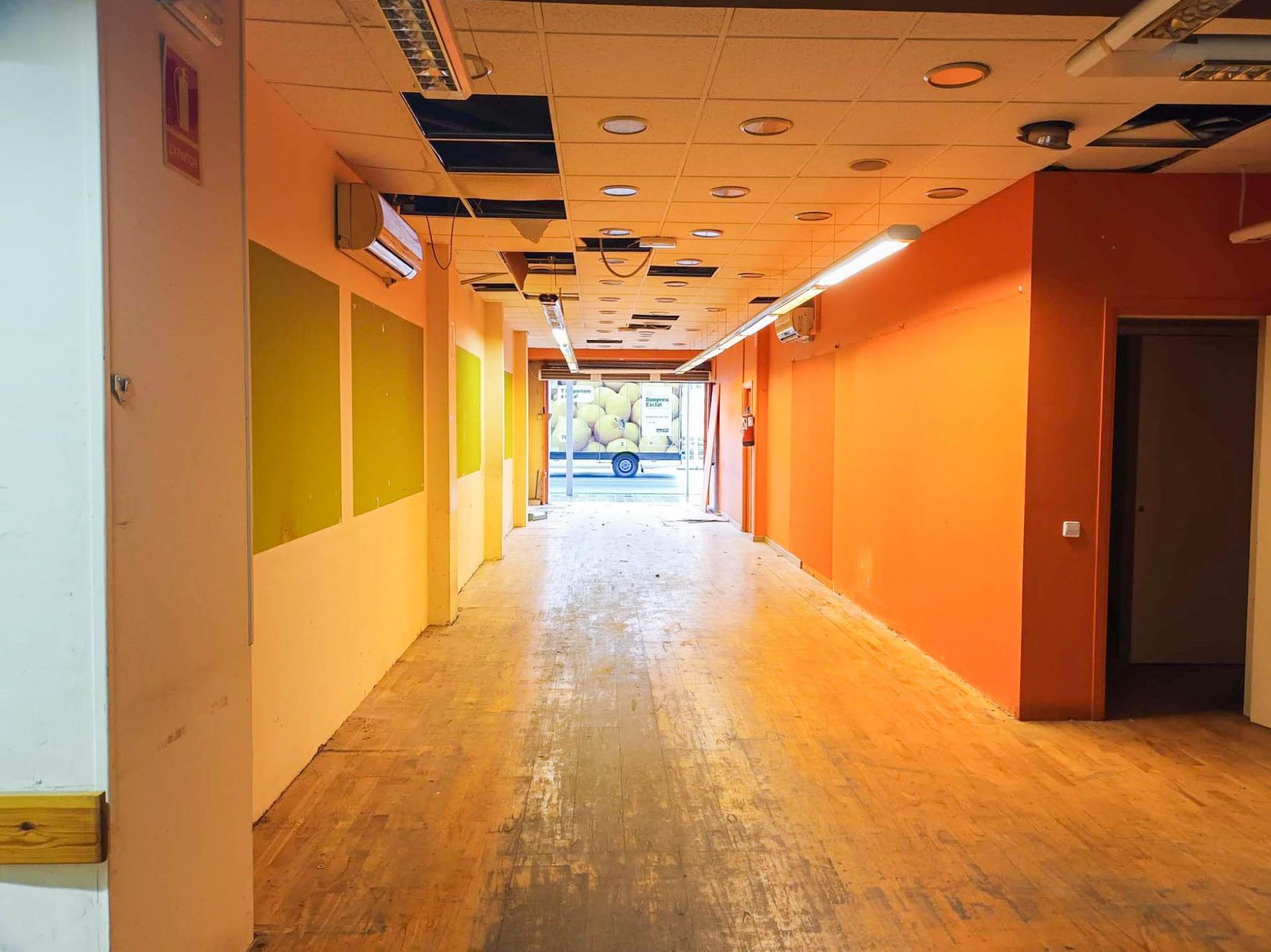 Local commercial dans Olesa de Montserrat, Barcelona à louer Photo de l’immeuble– Image 1 sur 5