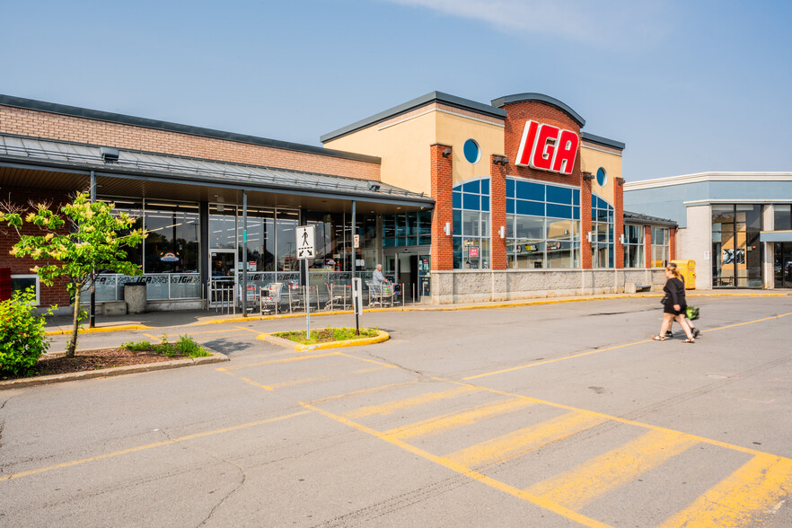 7001-7155 Ch Côte St-Luc, Montréal, QC à louer - Photo de l’immeuble – Image 1 sur 17
