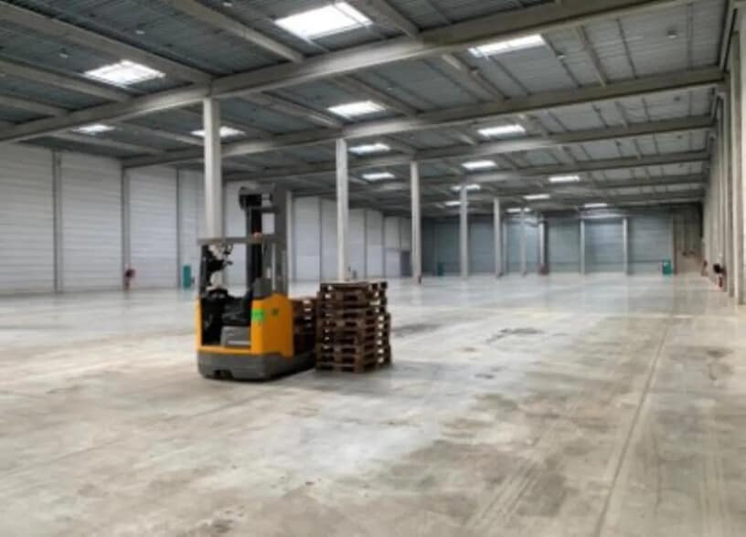 Industriel/Logistique dans Longueil-Sainte-Marie à louer - Photo de l’immeuble – Image 3 sur 8