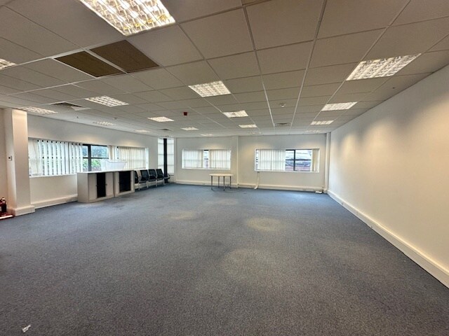 Manor Way, Borehamwood, HRT WD6 1GW - Lot 12 - - Photo intérieure - Image 2 of 2
