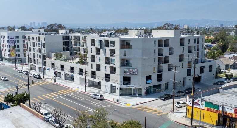 5181 W Adams Blvd, Los Angeles, CA à louer - Photo de l’immeuble – Image 1 sur 4