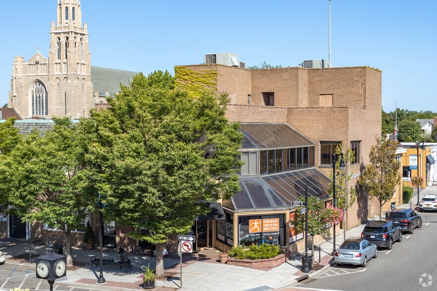 60 N Park Ave, Rockville Centre, NY à louer - Photo de l’immeuble – Image 2 sur 4