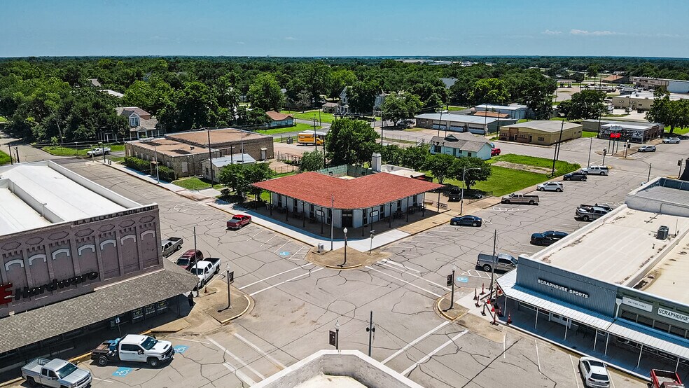 302 S Magnolia St, Hearne, TX à vendre - Photo de l’immeuble – Image 2 sur 36