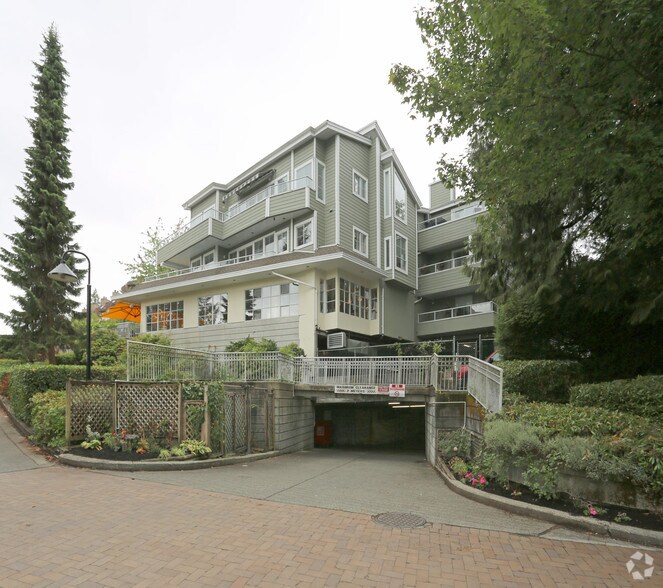 4390 Gallant Ave, North Vancouver District, BC à louer - Photo de l’immeuble – Image 3 sur 9