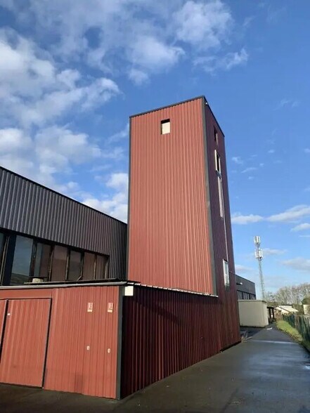 Local d'activités dans Cadaujac à vendre - Photo de l’immeuble – Image 2 sur 12