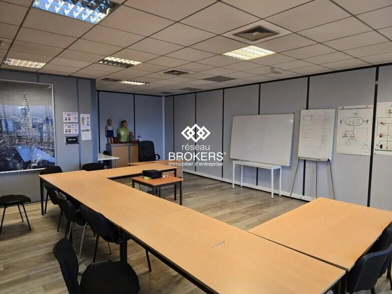 Bureau dans Roissy-en-France à vendre - Photo de l’immeuble – Image 2 sur 6