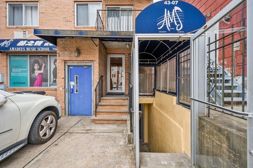 43-07 162nd St, Flushing, NY à vendre - Photo de l’immeuble – Image 2 sur 18