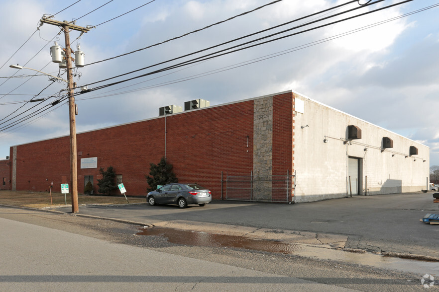55 Kean St, West Babylon, NY à louer - Photo principale – Image 1 sur 21