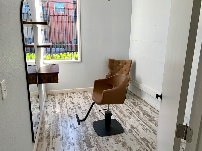 242 E Oak Ave, Visalia, CA à vendre - Photo de l’immeuble – Image 2 sur 20
