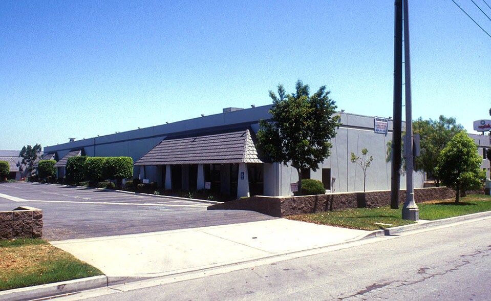 1215 W Pomona Rd, Corona, CA à louer - Photo de l’immeuble – Image 2 sur 6