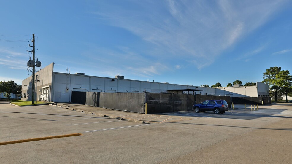 100 Northpark Central Dr, Houston, TX à louer - Photo de l’immeuble – Image 3 sur 17
