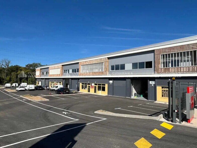 Local d'activités dans Rousset à vendre - Photo de l’immeuble – Image 2 sur 9