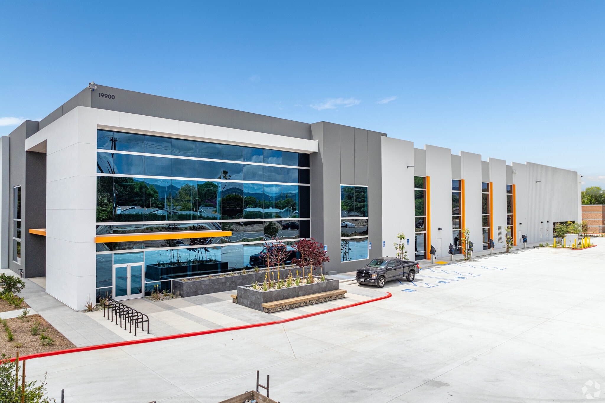 19900 Plummer St, Chatsworth, CA à louer Photo principale– Image 1 sur 12