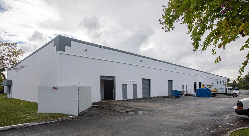 3555-3569 NW 53rd Ct, Fort Lauderdale, FL à louer - Photo de l’immeuble – Image 1 sur 34