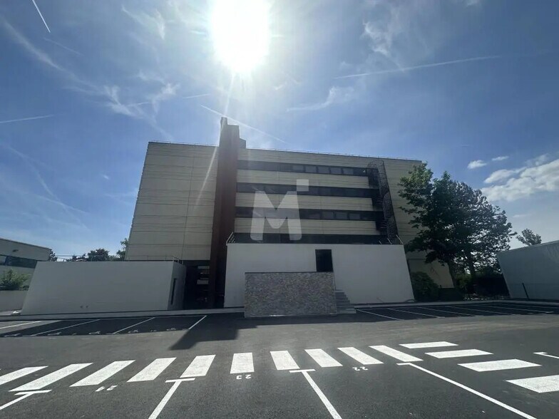 Bureau dans Évry-Courcouronnes à louer - Photo de l’immeuble – Image 2 sur 12