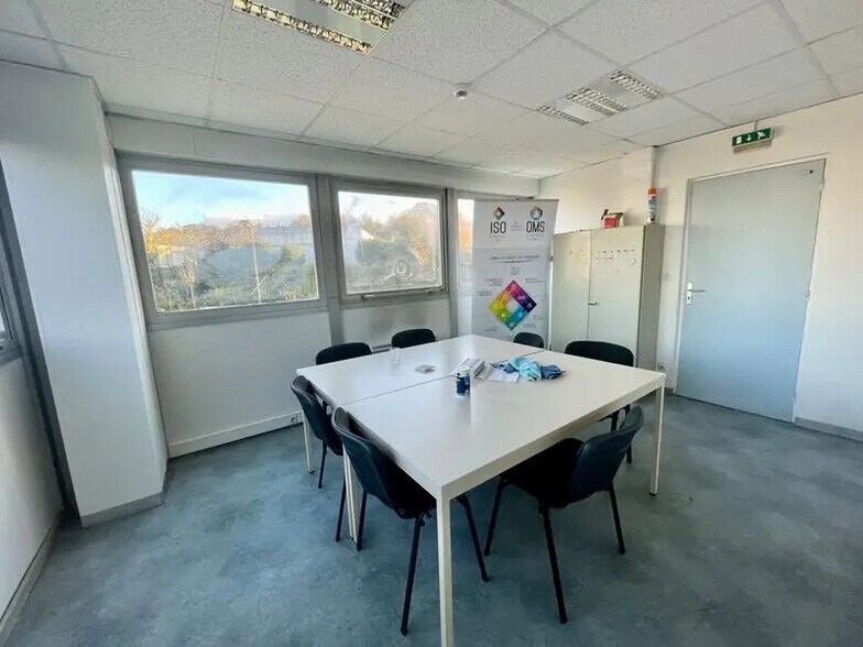 Local d'activités dans Petit-Couronne à vendre - Photo intérieure – Image 2 sur 8