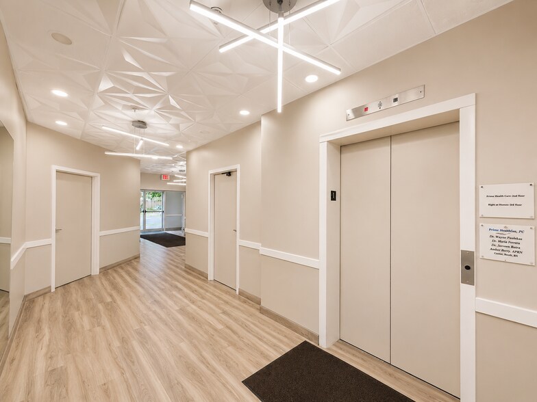 30 Jordan Ln, Wethersfield, CT à louer - Photo de l’immeuble – Image 3 sur 23