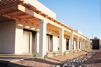 925 N Stapley Dr, Mesa, AZ à louer Photo de l’immeuble– Image 2 sur 11