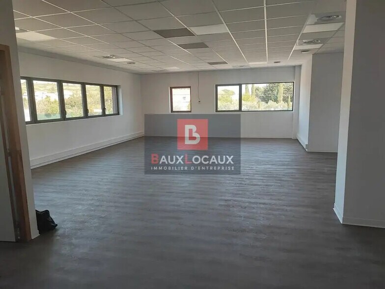 Local d'activités dans Lançon-Provence à vendre - Photo de l’immeuble – Image 2 sur 4