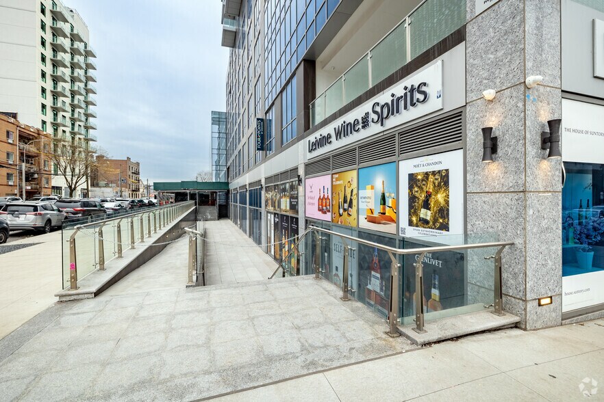 33-68 Farrington St, Flushing, NY à louer - Photo de l’immeuble – Image 3 sur 6