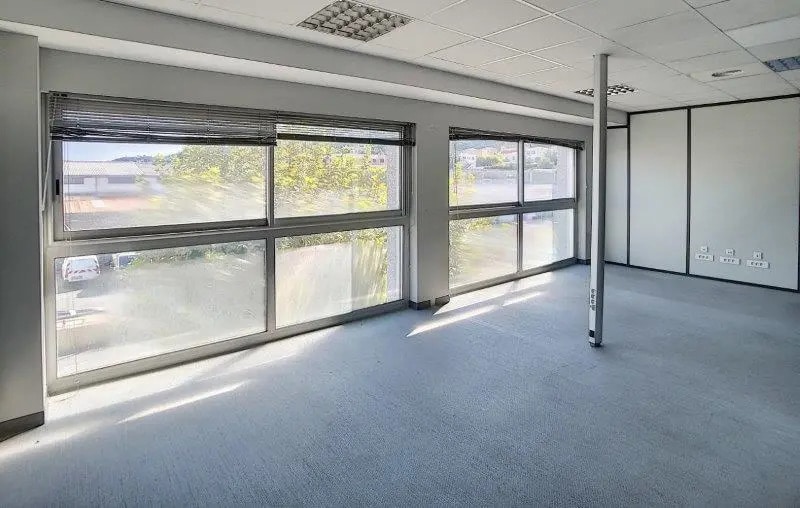 Bureau dans Saint-Laurent-du-Var à louer - Photo de l’immeuble – Image 1 sur 6