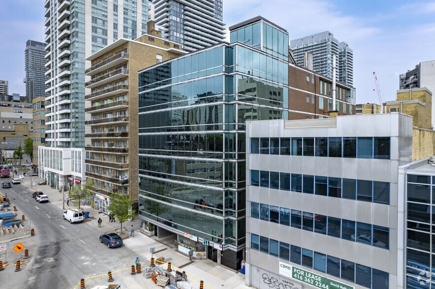 234 Eglinton Ave E, Toronto, ON à louer - Photo de l’immeuble – Image 2 sur 5
