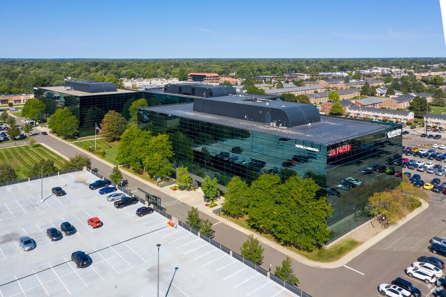 320 E Big Beaver Rd, Troy, MI à louer - Photo de l’immeuble – Image 2 sur 9