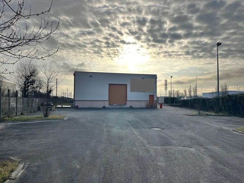 Local d’activités dans Mions à louer - Photo de l’immeuble – Image 3 sur 7