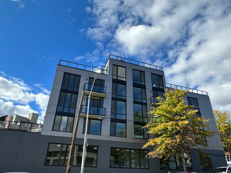 12-20 Astoria Blvd, Astoria, NY à louer - Photo de l’immeuble – Image 1 sur 2